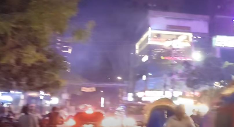 ৩২ নম্বরে পুলিশের পিকআপে হামলা