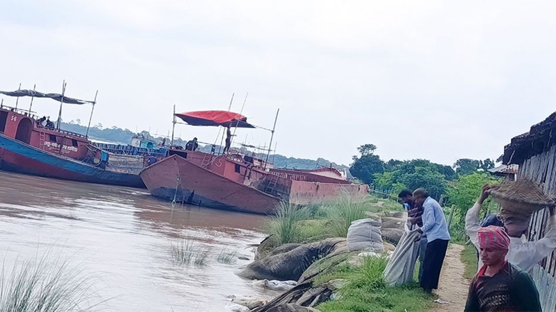 রাজশাহীতে তিন বার জায়গা বদল করেও ভাঙনের মুখে স্কুল