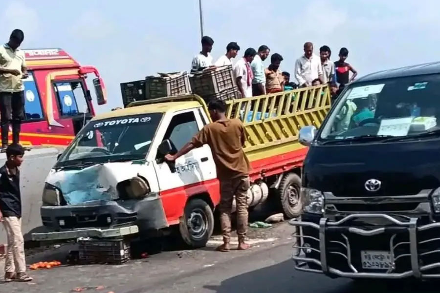 চট্টগ্রামে সড়কে ঝরল বাবা-ছেলের প্রাণ