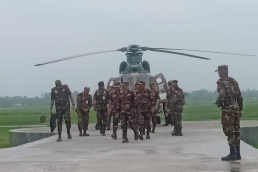 বগুড়ার শিবগঞ্জ উপজেলার ফায়ার সার্ভিস হেলিপ্যাডে সেনাপ্রধান জেনারেল ওয়াকার-উজ-জামান। ছবি: সংগৃহীত