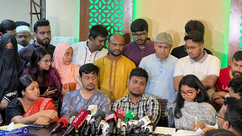 মাঠের বাইরে বসে খেলা নিয়ন্ত্রণ করা যাবে না : হাসনাত আব্দুল্লাহ