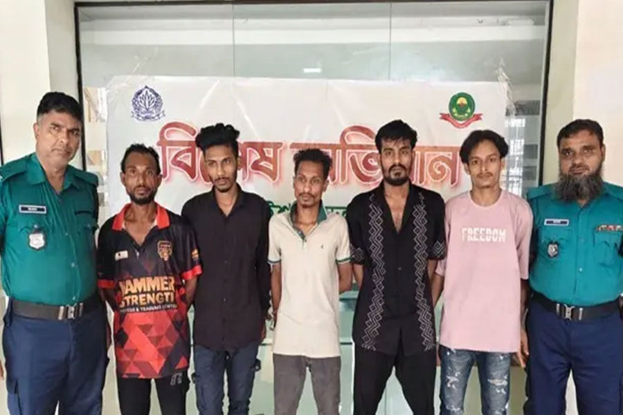 চট্টগ্রামে নিষিদ্ধ সংগঠন ছাত্রলীগের মিছিলে অংশ নিয়ে গ্রেপ্তার ৫