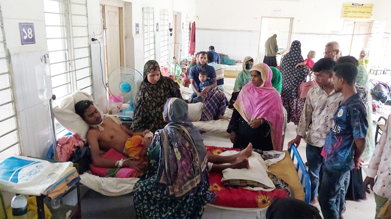 পাবনায় মোবাইলে কথা বলা নিয়ে  বিএনপির দুই গ্রুপের সংঘর্ষ