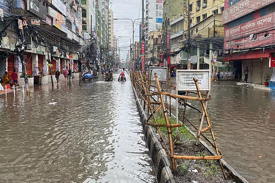 ভোরে অঝোরে বৃষ্টি, ঢাকার বিভিন্ন রাস্তায় পানি