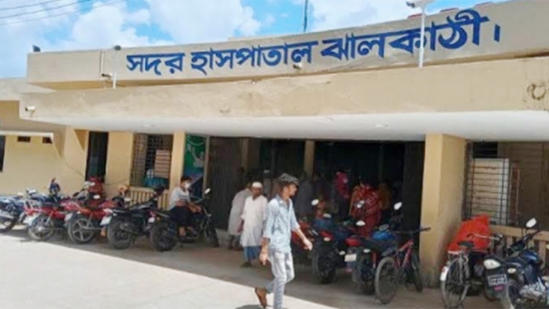 ঝালকাঠিতে সরকারি অ্যাম্বুলেন্সে চালক নেই, ভোগান্তিতে রোগী