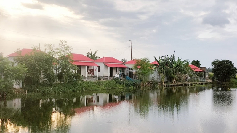তাড়াশে পানির দরে বিক্রি হচ্ছে প্রকল্পের ঘর