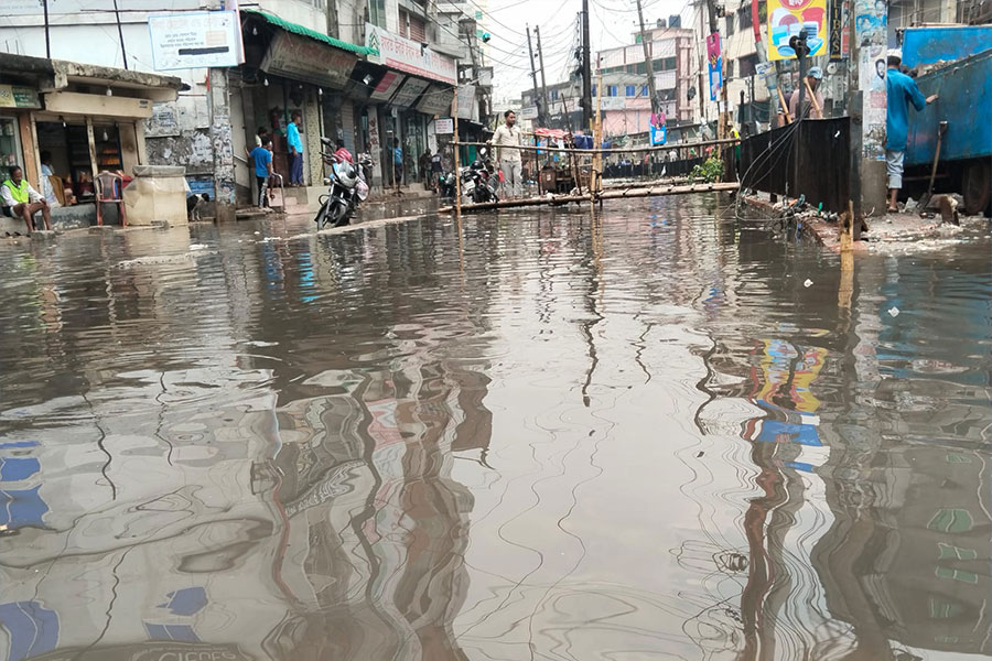 রাজধানীতে ২০ মিনিটের বৃষ্টিতেই জলাবদ্ধতা, চরম দুর্ভোগে এলাকাবাসী