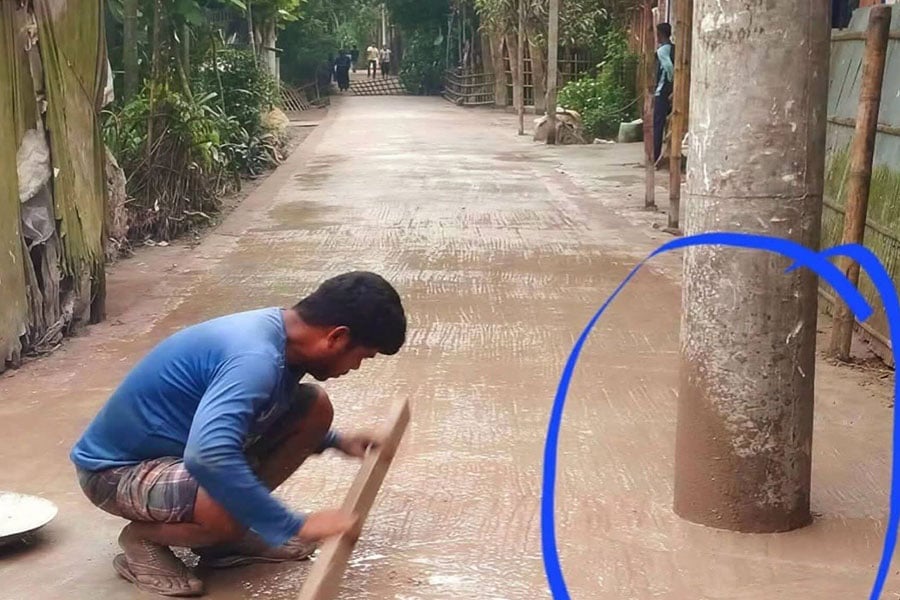 রাজারহাটে রাস্তার মাঝেই বিদ্যুতের খুঁটি, ভোগান্তিতে এলাকাবাসী