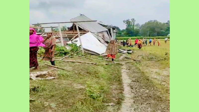 সিরাজগঞ্জ রতনকান্দিতে বৃষ্টি ও ঘূর্ণিঝড়ে লণ্ডভণ্ড ঘরবাড়ি