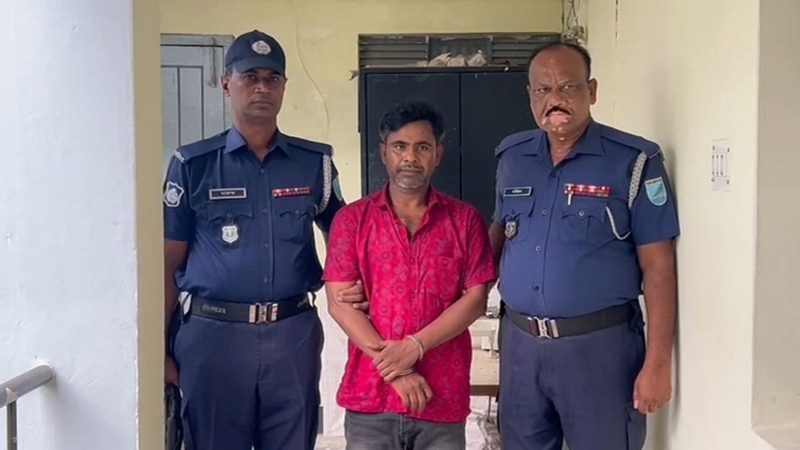 চাঁদাবাজির অভিযোগ যুবদল নেতাকে পুলিশে দিলেন