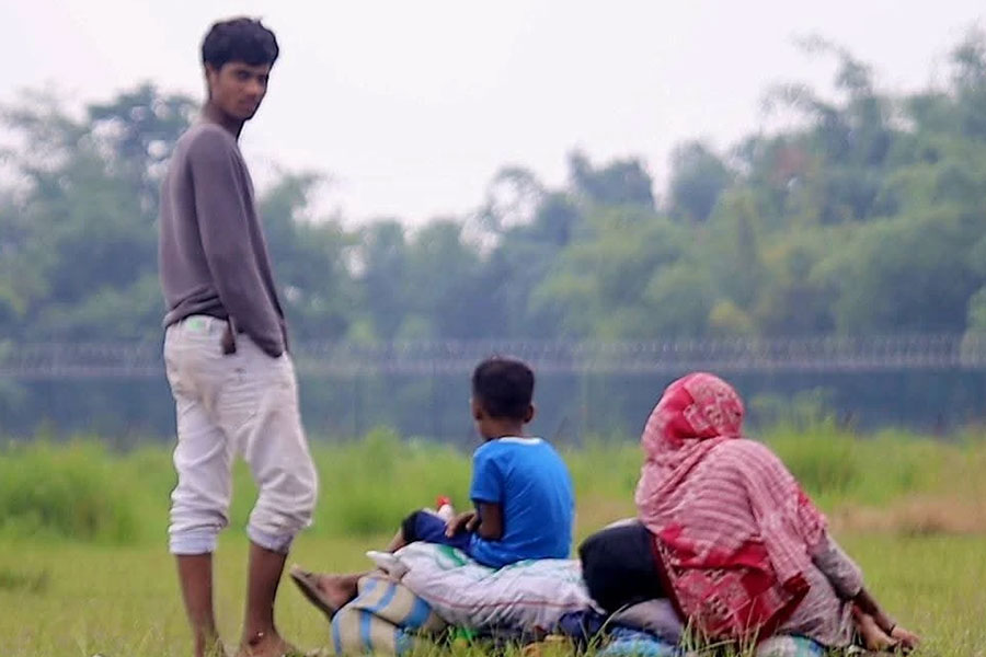 ৩৪ ঘণ্টা ধরে সীমান্তে আটকে নারী-শিশুসহ ১০ জন, মিলছে না সমাধান