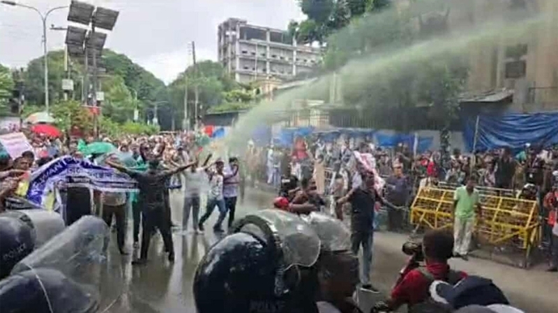 যমুনার সামনে চাকরিচ্যুত বিডিআর সদস্যরা, পুলিশের বাধা