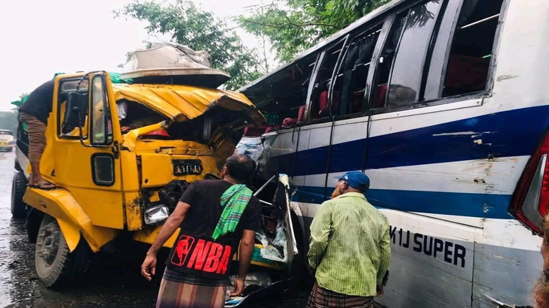 পাবনায় বাস-ট্রাক সংঘর্ষে নিহত ৩, আহত ১০