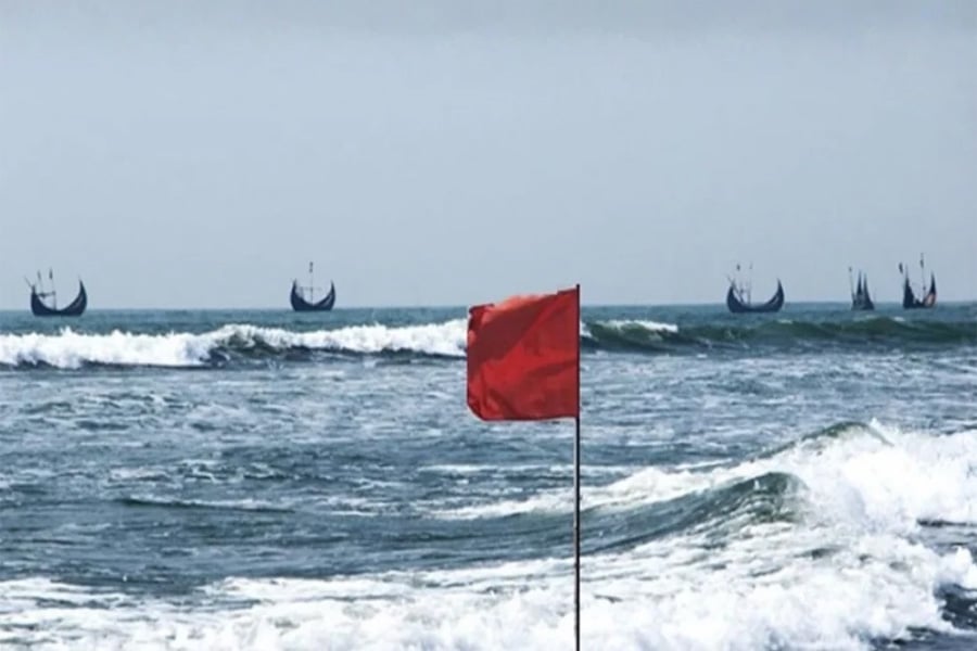 কুয়াকাটা সংলগ্ন বঙ্গোপসাগরে বৈরী আবহাওয়ার কারণে উত্তাল ঢেউ। ছবি: সংগৃহীত