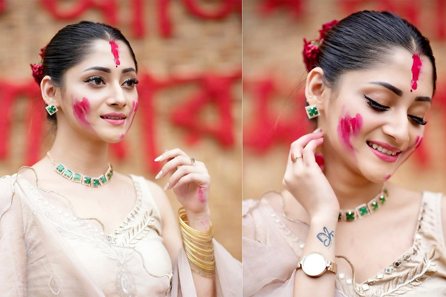 পূজার কপালে সিঁদুর