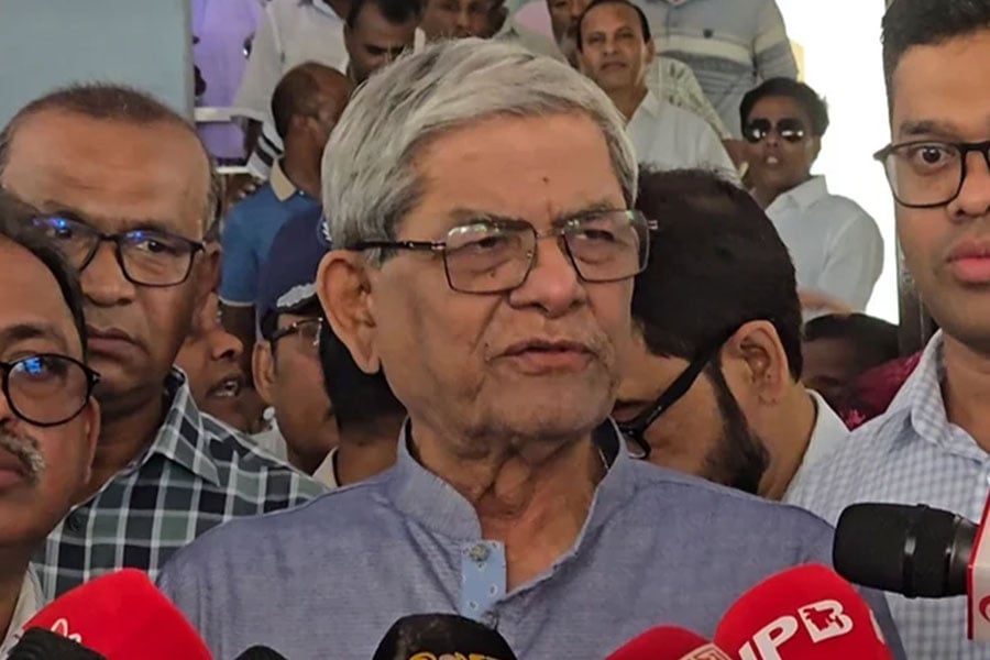 ঠাকুরগাঁওয়ে মাদকবিরোধী সচেতনতামূলক সভা শেষে সাংবাদিকদের সঙ্গে কথা বলেন মির্জা ফখরুল ইসলাম আলমগীর।
