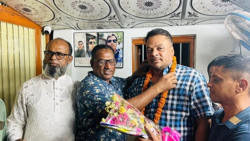 বিএনপি নেতাকে ফুলের মালা পরালেন পুলিশ কর্মকর্তা