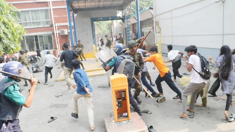 সচিবালয়ের সামনে শিক্ষার্থীদের লাঠিপেটা, আহত ৮৫ জন ঢামেকে