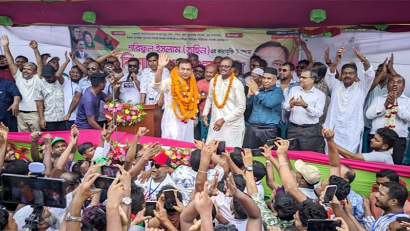 শ্লোগান দিতে দিতে মাটিতে লুটিয়ে পড়লেন মহিলাদল নেত্রী