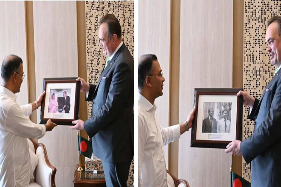 প্রধানমন্ত্রীকে শহীদ জিয়া ও খালেদা জিয়ার ছবি উপহার দিলেন মার্কিন রাষ্ট্রদূত