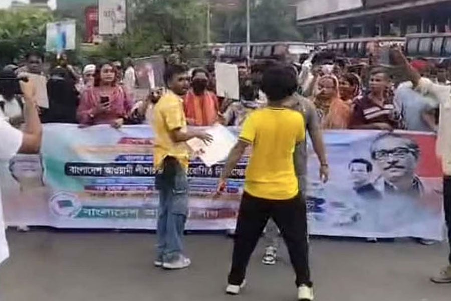 মহাখালীতে ককটেল ফাটিয়ে ছাত্রলীগের মিছিল