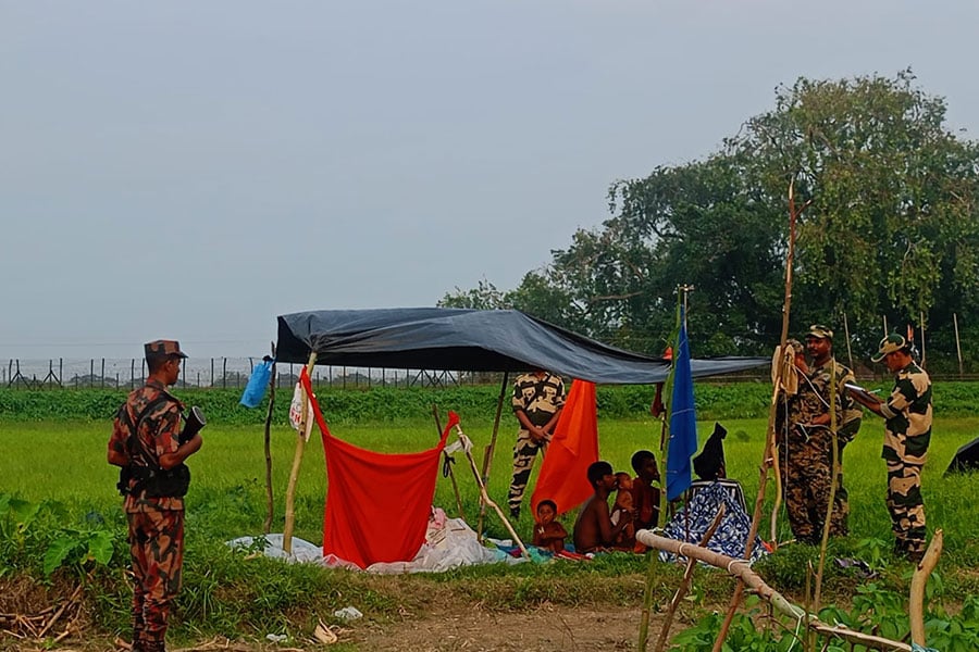রৌমারীতে ৭ দিন ধরে সীমান্ত শুন্যরেখায় ৫ যুবক