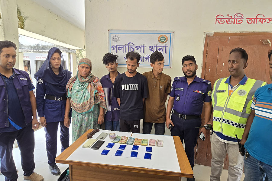গলাচিপায় মা-ছেলেসহ ৪ মাদক কারবারি গ্রেপ্তার