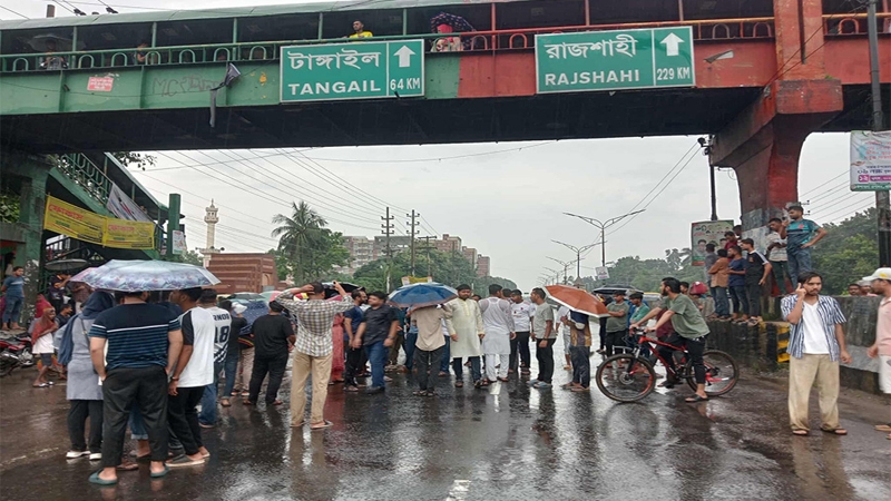 এনসিপির পদযাত্রায় হামলার প্রতিবাদে জাবি শিক্ষার্থীদের মহাসড়ক ‘ব্লকেড’