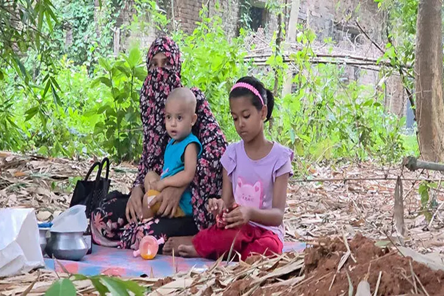 দুই সন্তান নিয়ে স্বামীর কবরের পাশে আশ্রয় নিলেন স্ত্রী