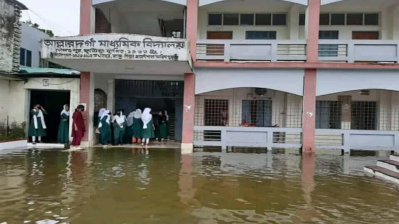 দৌলতপুর আল্লারদর্গা মাধ্যমিক বিদ্যালয়ে জলাবদ্ধতা, শিক্ষার্থীদের চরম দুর্ভোগ