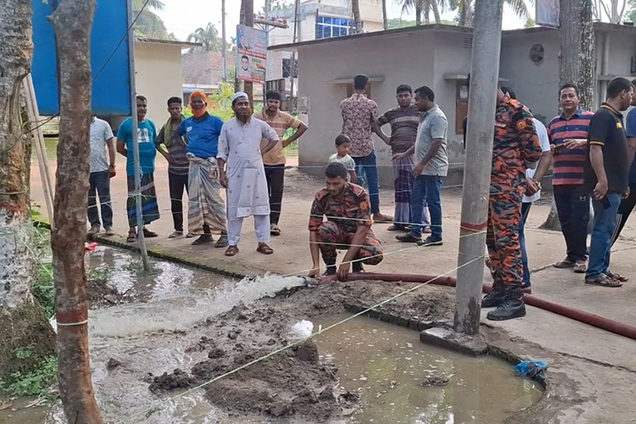 হঠাৎ মাটি অস্বাভাবিক গরম, ফায়ার সার্ভিসও পারেনি ঠান্ডা করতে
