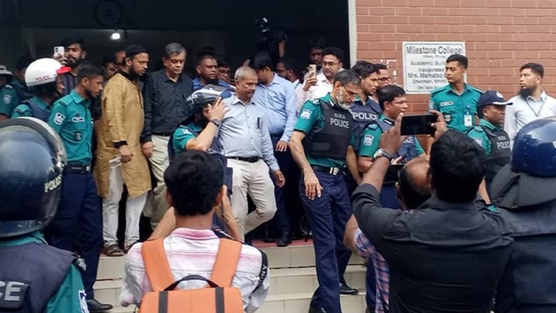৯ ঘণ্টা অবরুদ্ধ থেকে বের হলেন দুই উপদেষ্টা ও প্রেস সচিব