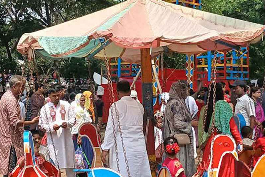 ঢাবিতে ছাত্রদলের বর্ণিল বৈশাখ বরণ