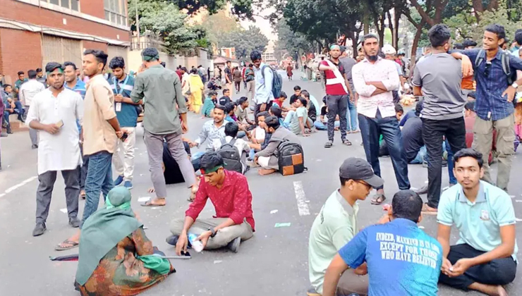 ৫ দফা দাবি পূরণের আশ্বাস, এরপরও সড়ক ছাড়েননি আন্দোলনরত শিক্ষার্থীরা