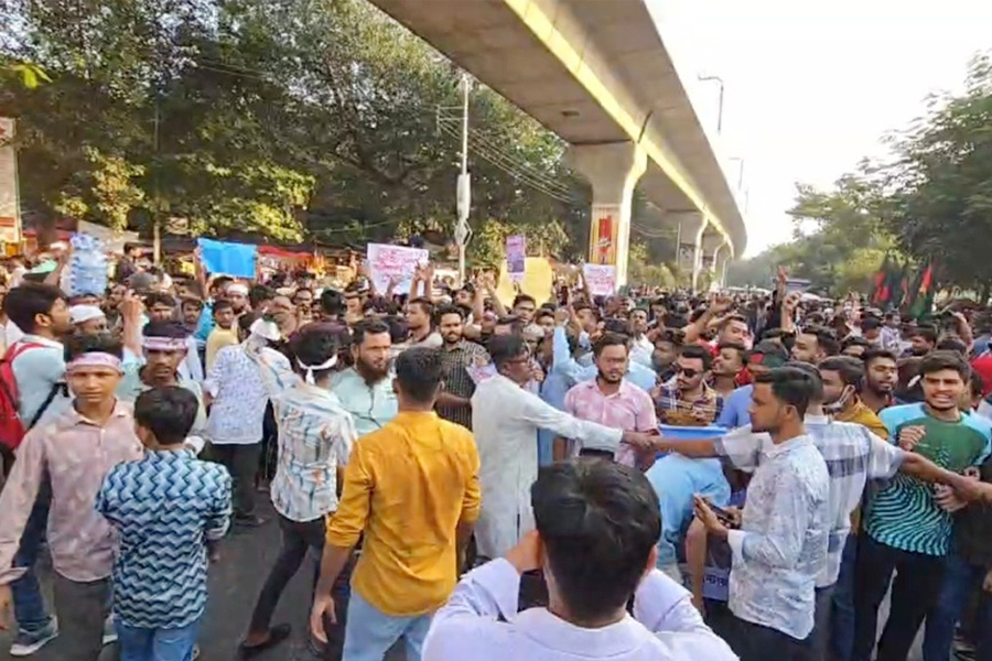 ৫ দফা দাবিতে শাহবাগে অবস্থান ভোলাবাসীর