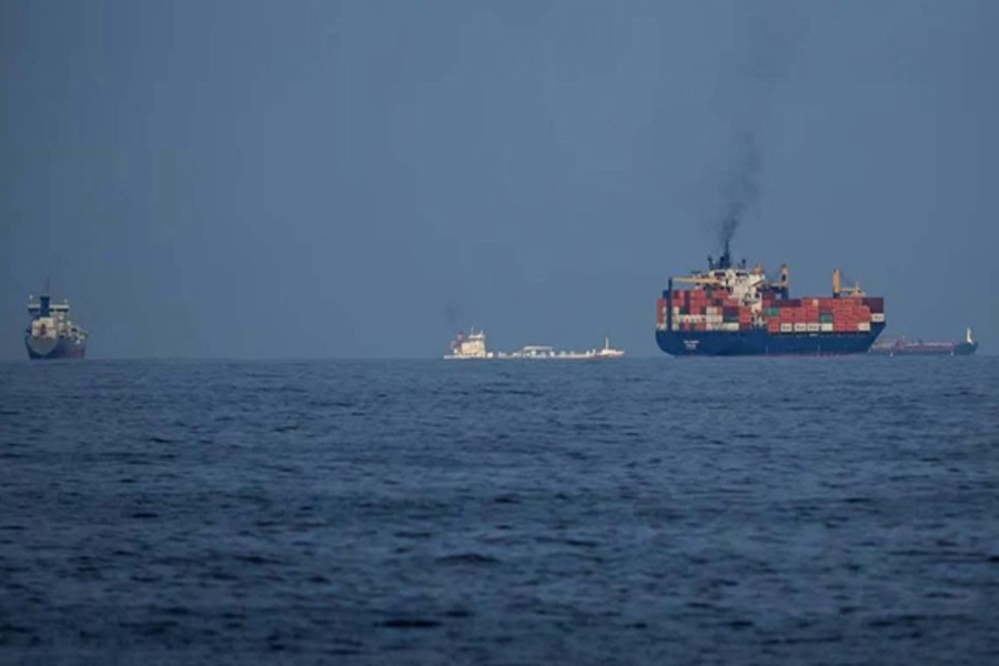 হরমুজ প্রণালি দিয়ে জাহাজ চললে হামলার হুঁশিয়ারি ইরানের