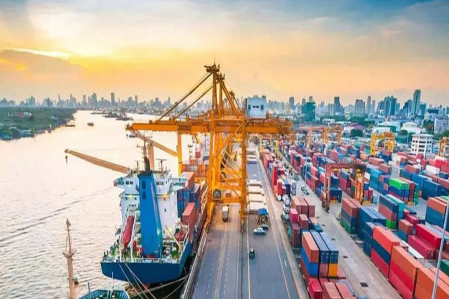 ৬ জাহাজ থেকে খালাস হচ্ছে জ্বালানি, আসছে ৪ জাহাজ