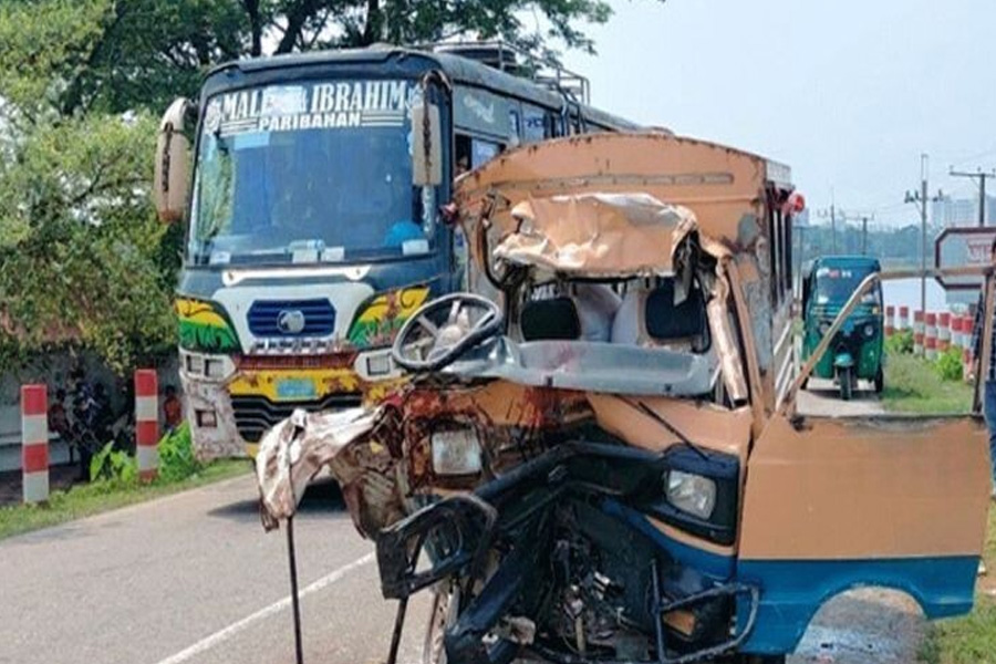 চট্টগ্রামে ভয়াবহ সড়ক দুর্ঘটনায় ৩ জন নিহত, আহত ২০