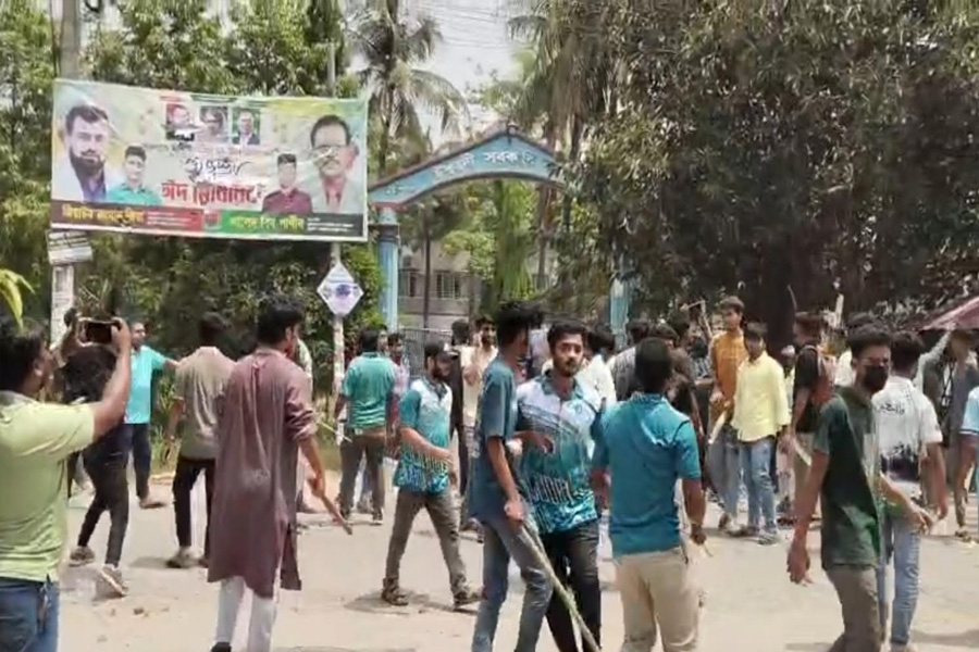 ঈশ্বরদী সরকারী কলেজে ছাত্রশিবির-ছাত্রদল সংঘর্ষ, আহত ১০