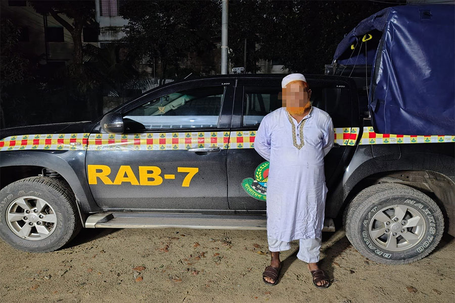 ফেনীর ছাগলনাইয়ায় দেশীয় অস্ত্রসহ আটক ১