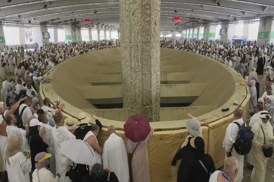 শয়তানকে পাথর নিক্ষেপ করছেন হাজিরা