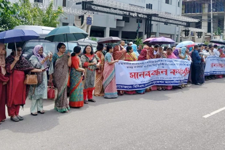 সাত কলেজ অধিভুক্ত রাখার দাবিতে শিক্ষকদের মানববন্ধন