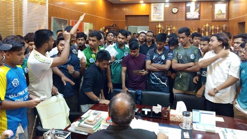 ৭ কলেজ শিক্ষার্থীদের ৯ দাবি