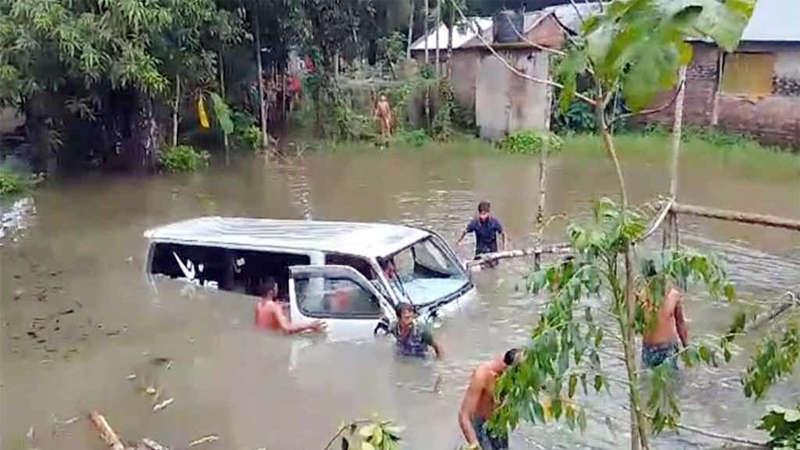 প্রবাসীকে আনতে গিয়ে একই পরিবারের ৭ জন নিহত