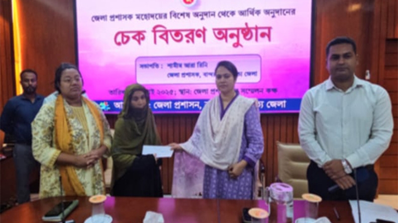 বান্দরবানে অনুদানের চেক প্রদান