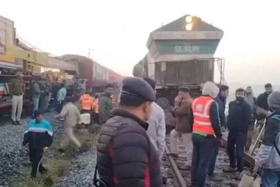 ট্রেনের ধাক্কায় ৮ হাতির মৃত্যু, ৫ বগি লাইনচ্যুত