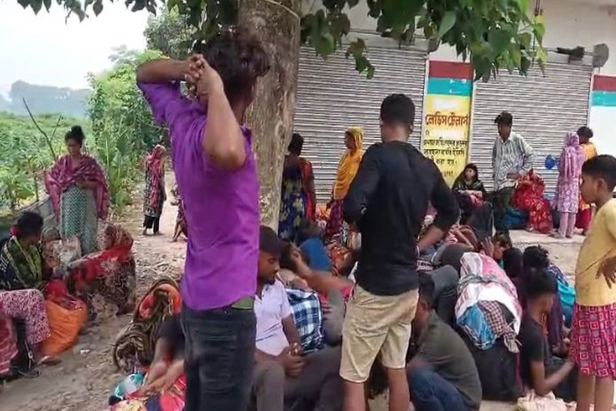 বিজিবির কাছে শতাধিক বাংলাদেশিকে হস্তান্তর করল বিএসএফ