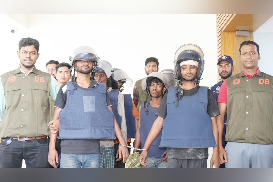 চট্টগ্রামে পেশাদার ডাকাত চক্রের ৯ সদস্য গ্রেপ্তার