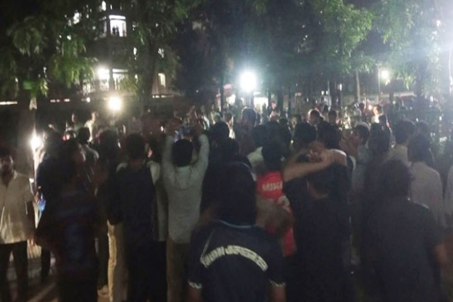 বিজয় ৭১ হলে ছাত্রদলের দেয়াললিখন ঘিরে উত্তেজনা