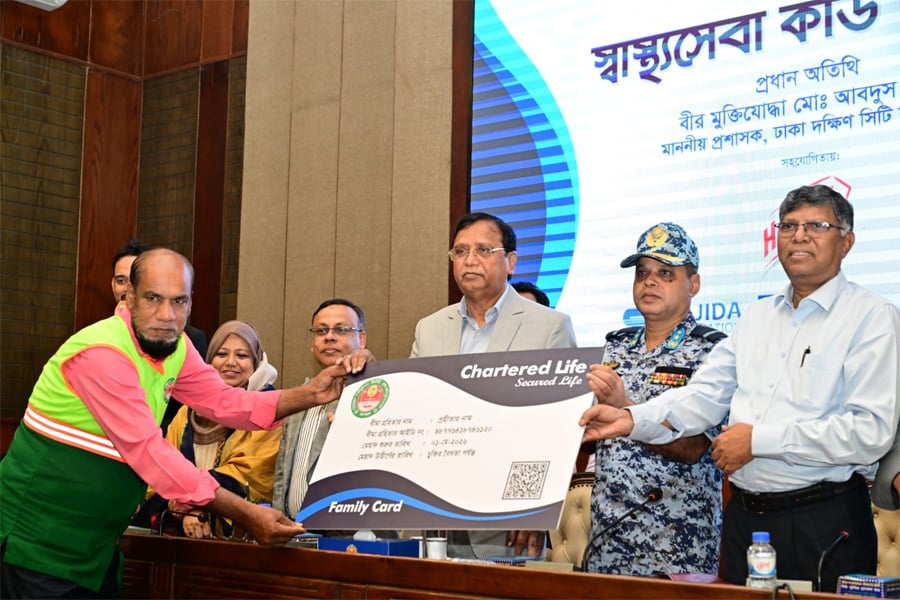 পরিচ্ছন্নতা কর্মীদের মাঝে স্বাস্থ্য কার্ড বিতরণ করেন ডিএসসিসি প্রশাসক